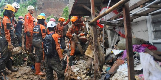 Perjuangan Tim SAR Terus Mencari Korban Longsor di Bogor dengan Cara Manual