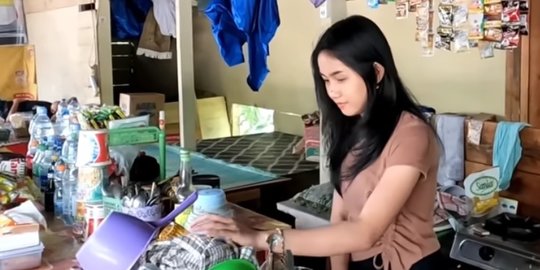 Potret Gadis Cantik Tukang Kopi di Warung Pinggir Jalan Alas Roban, Bikin Salfok