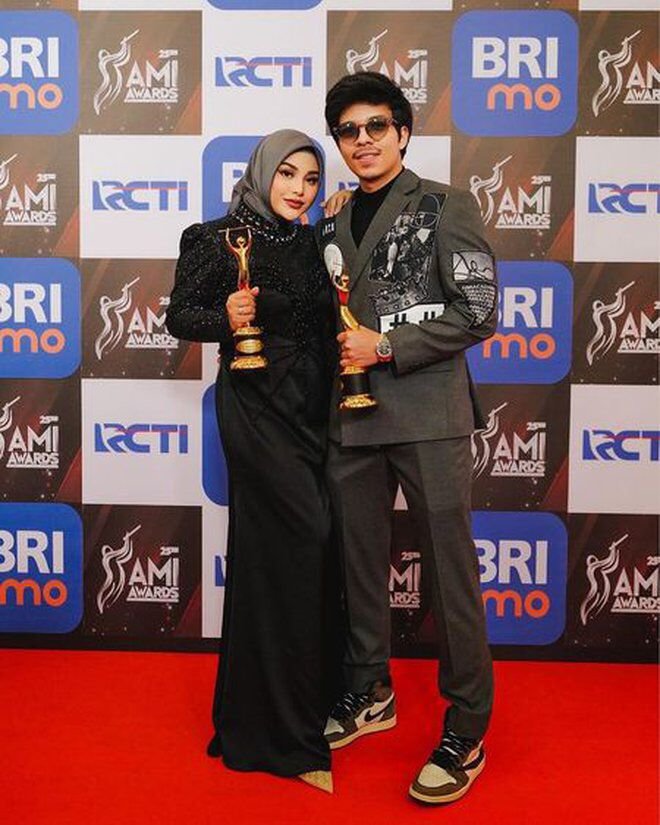 glamor dan mewah intip gaya sederet artis saat hadiri acara red carpet ami awards