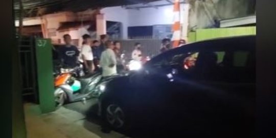 Bikin Macet, Ibu Pengendara Mobil Tak Berani Maju Karena Ada Tiang Listrik