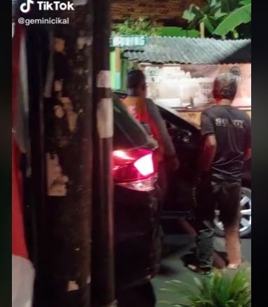 ibu pengendara mobil tak berani maju karena ada tiang listrik