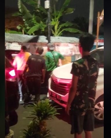 ibu pengendara mobil tak berani maju karena ada tiang listrik