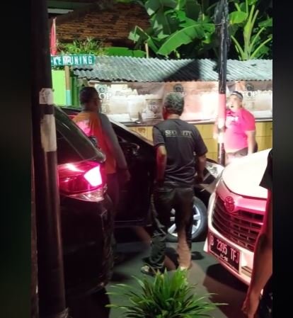 ibu pengendara mobil tak berani maju karena ada tiang listrik