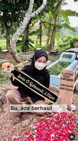ibunda cewek ini meninggal di hari anaknya sidang skripsi beri petuah amp terwujud