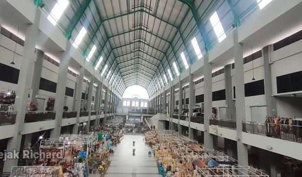 melihat pasar tradisional bergaya eropa