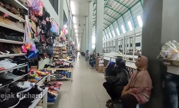 melihat pasar tradisional bergaya eropa