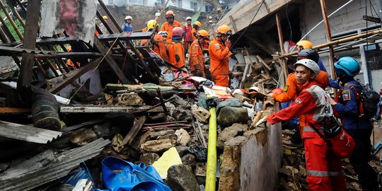 Satu Korban Tertimbun Longsor di Bogor Ditemukan Terjepit Kulkas