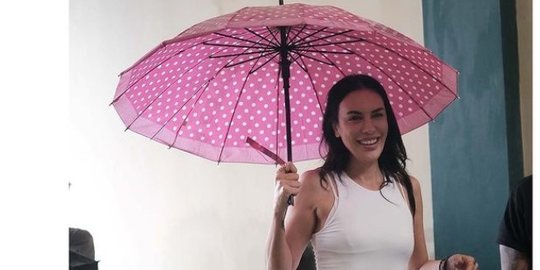 Potret Sophia Latjuba Lagi Payungan jadi Sorotan, Ada Pose Pelukan sama Gading Marten