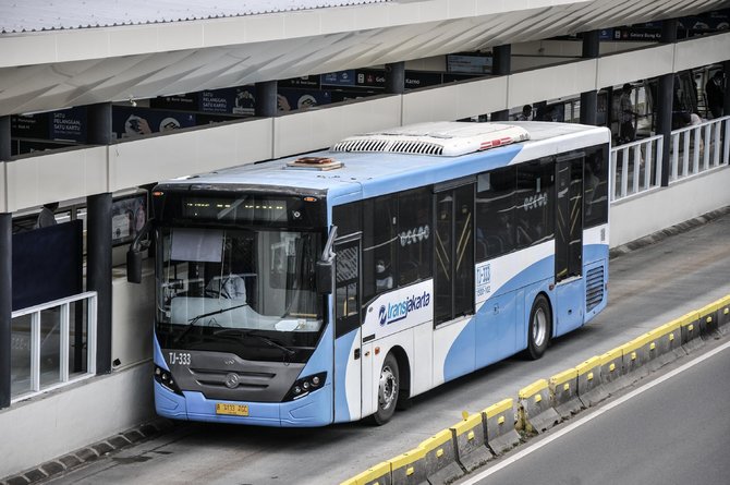 bus transjakarta kembali beroperasi 24 jam