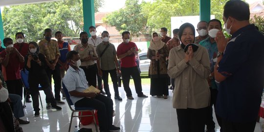 Mensos Risma Beri Santunan pada Keluarga Aremania Asal Jombang