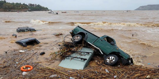 Kondisi Mobil-Mobil di Yunani Tersapu Banjir Bandang Sampai ke Lautan