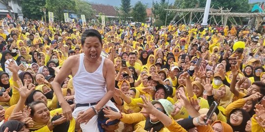 Heboh Baju Anggota DPR Dedi Mulyadi Dibuka Paksa dan Pipi Penuh Lipstik Emak-Emak