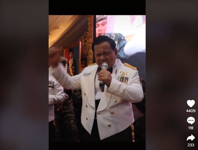 momen prabowo subianto joget maumere pakai pakaian jenderal