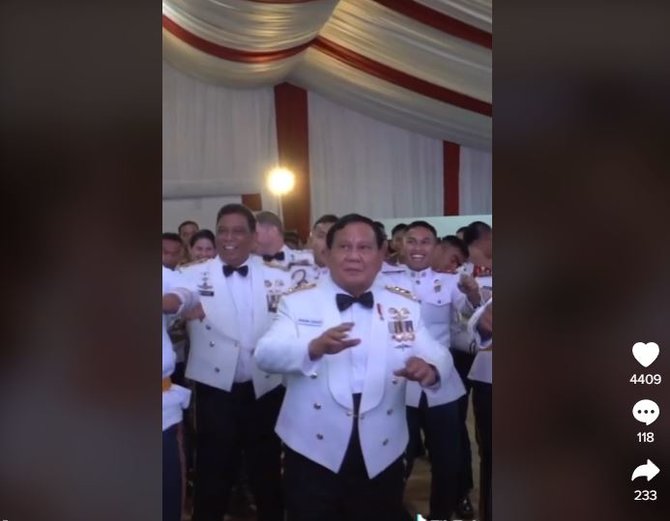 momen prabowo subianto joget maumere pakai pakaian jenderal