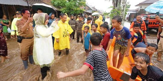 Bupati Ipuk Keliling Temui Warga Terdampak Banjir