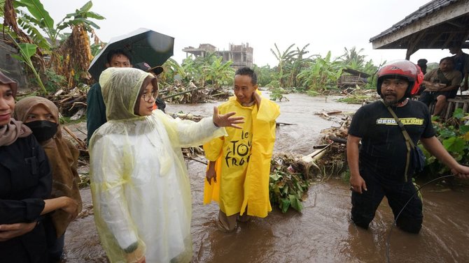 bupati ipuk keliling temui warga terdampak banjir