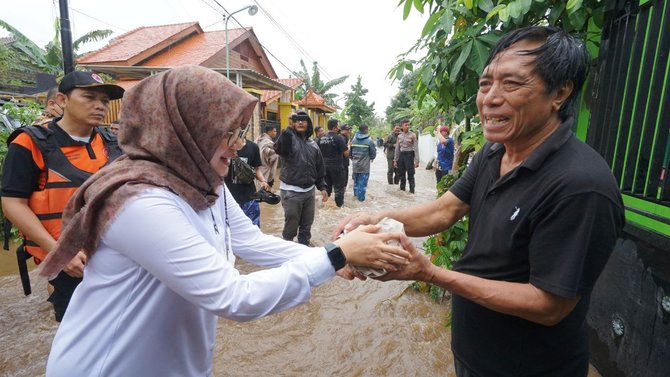 bupati ipuk keliling temui warga terdampak banjir