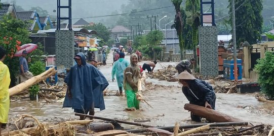 Banjir di Malang Sebabkan Longsor hingga Sejumlah Bangunan Roboh