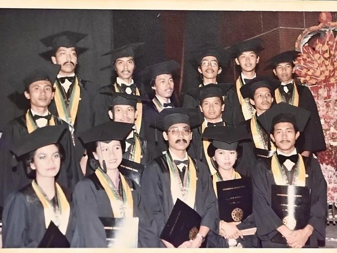 ikuti jokowi pamer foto wisuda