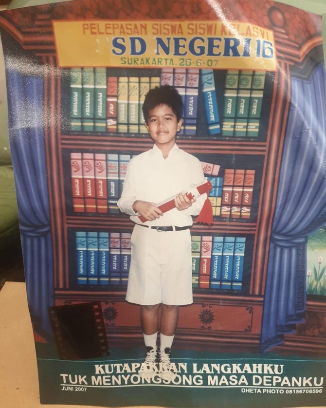 ikuti jokowi pamer foto wisuda