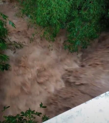 pak rw malah buang sampah di sungai saat arus deras