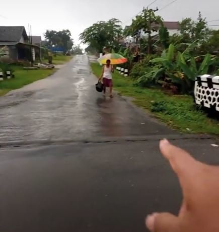 pak rw malah buang sampah di sungai saat arus deras