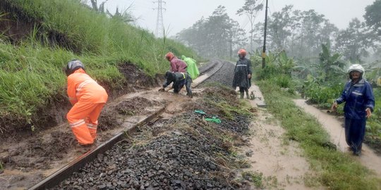 Tanah Longsor Ganggu Perjalanan Kereta Api di Kabupaten Malang