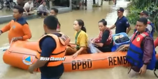 Dramatis, Begini Proses Evakuasi Ibu dan Bayinya di Tengah Banjir di Rembang