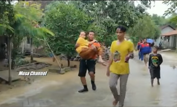 evakuasi ibu dan bayi dari banjir di rembang