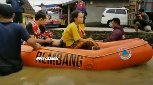 evakuasi ibu dan bayi dari banjir di rembang