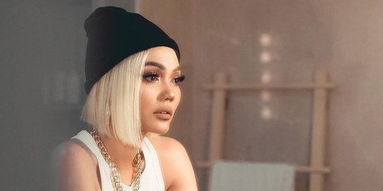 Dipuji Mirip, Intip Potret Rina Nose Cosplay Ala Agnez Mo