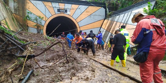 Longsor Tutup Terowongan Karangkates II Malang dan Jalur Kereta