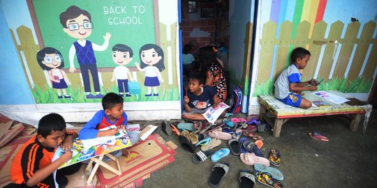 Ceria Anak Kampung Pemulung di Saung Baca Garpu Pondok Kelapa