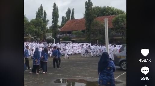 pangkal masalah ratusan pelajar sma 1 turen malang demo kepala sekolah