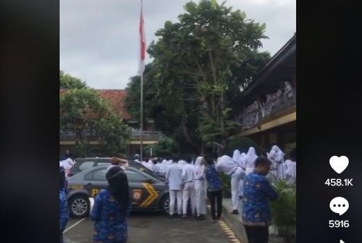 pangkal masalah ratusan pelajar sma 1 turen malang demo kepala sekolah