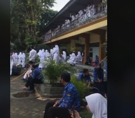 pangkal masalah ratusan pelajar sma 1 turen malang demo kepala sekolah