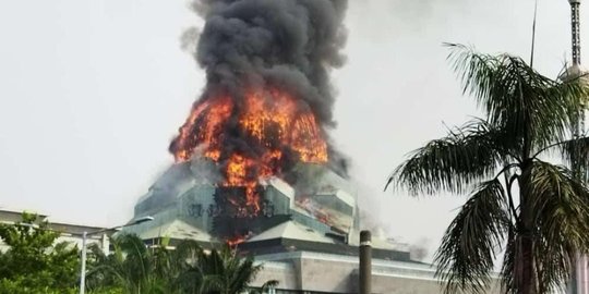Petugas Cari Tahu Penyebab Kebakaran Jakarta Islamic Center