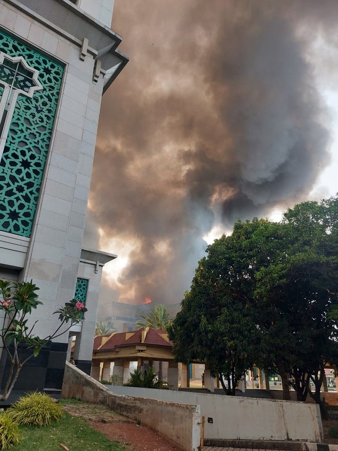 kubah masjid jakarta islamic center terbakar