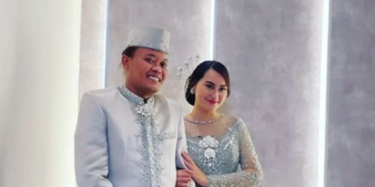 Bikin Heboh, Sule dan Memes Prameswari Kompak Kenakan Baju Pengantin