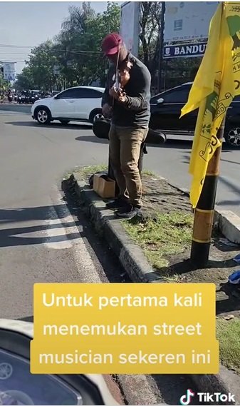 aksi keren musisi jalanan di bandung