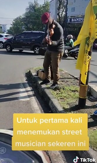 aksi keren musisi jalanan di bandung