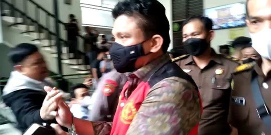 Ferdy Sambo Bersalaman dengan Seorang Pria Sebelum Masuk Ruang Sidang, Siapa Dia?