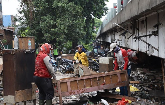 pembongkaran bangunan liar di bawah kolong jembatan tol surabaya