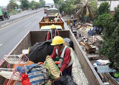 pembongkaran bangunan liar di bawah kolong jembatan tol surabaya