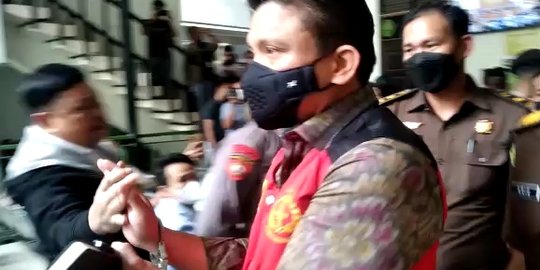 Ini Sosok Pria Bersalaman dengan Sambo Sebelum Masuk Ruang Sidang