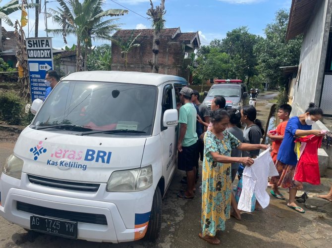 bri peduli tanggap darurat salurkan bantuan korban banjir di jawa timur