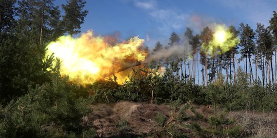 Gerilya Pasukan Artileri Ukraina Serang Rusia dari balik Hutan