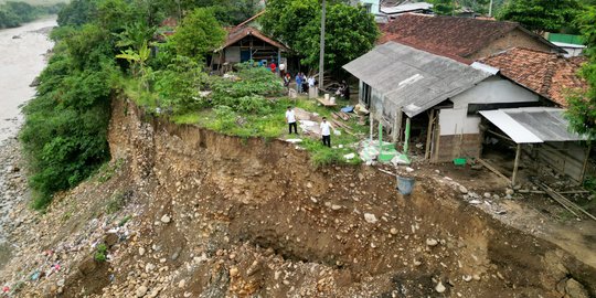 Rumah-Rumah di Bantaran Sungai Cipamingkis Kabupaten Bekasi Terancam Longsor