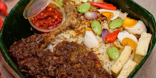 Bumbu Rempahnya Terasa, Menu Nasi Liwet Komplet Ini Pas Disantap Hujan-Hujan