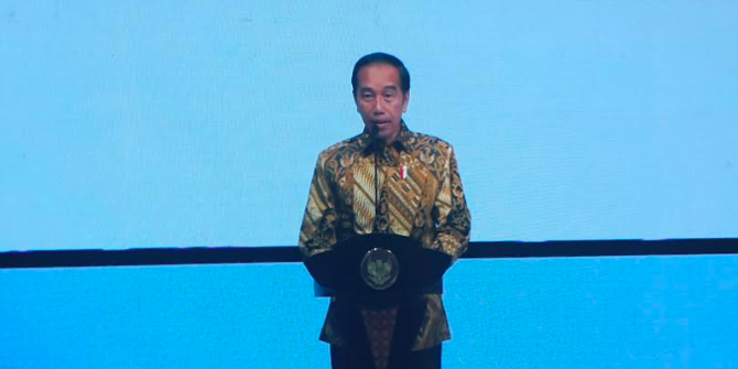 Jokowi Saya Kaget Lihat Pak Luhut Pakai Jas Kuning